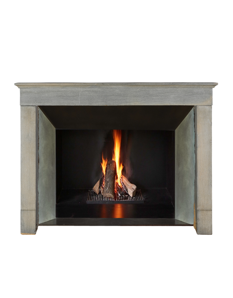 Maison Leon Van den Bogaert Eleganter Kamin aus poliertem burgundischem Kalkstein – minimalistisches Design für Interieurs im Inselstil mit Nantucket-Farben