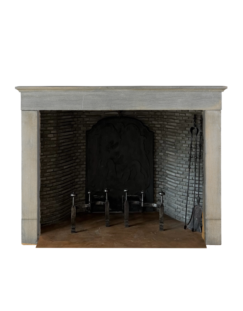 Maison Leon Van den Bogaert Eleganter Kamin aus poliertem burgundischem Kalkstein – minimalistisches Design für Interieurs im Inselstil mit Nantucket-Farben