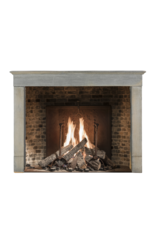 Maison Leon Van den Bogaert Eleganter Kamin aus poliertem burgundischem Kalkstein – minimalistisches Design für Interieurs im Inselstil mit Nantucket-Farben