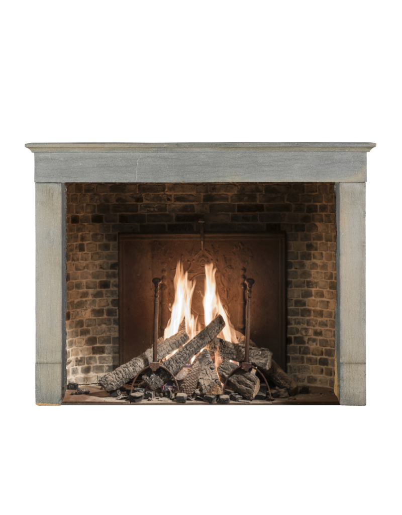 Maison Leon Van den Bogaert Eleganter Kamin aus poliertem burgundischem Kalkstein – minimalistisches Design für Interieurs im Inselstil mit Nantucket-Farben