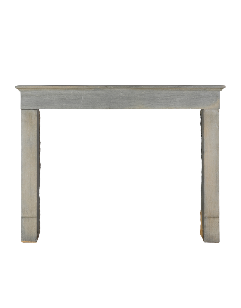 Maison Leon Van den Bogaert Eleganter Kamin aus poliertem burgundischem Kalkstein – minimalistisches Design für Interieurs im Inselstil mit Nantucket-Farben
