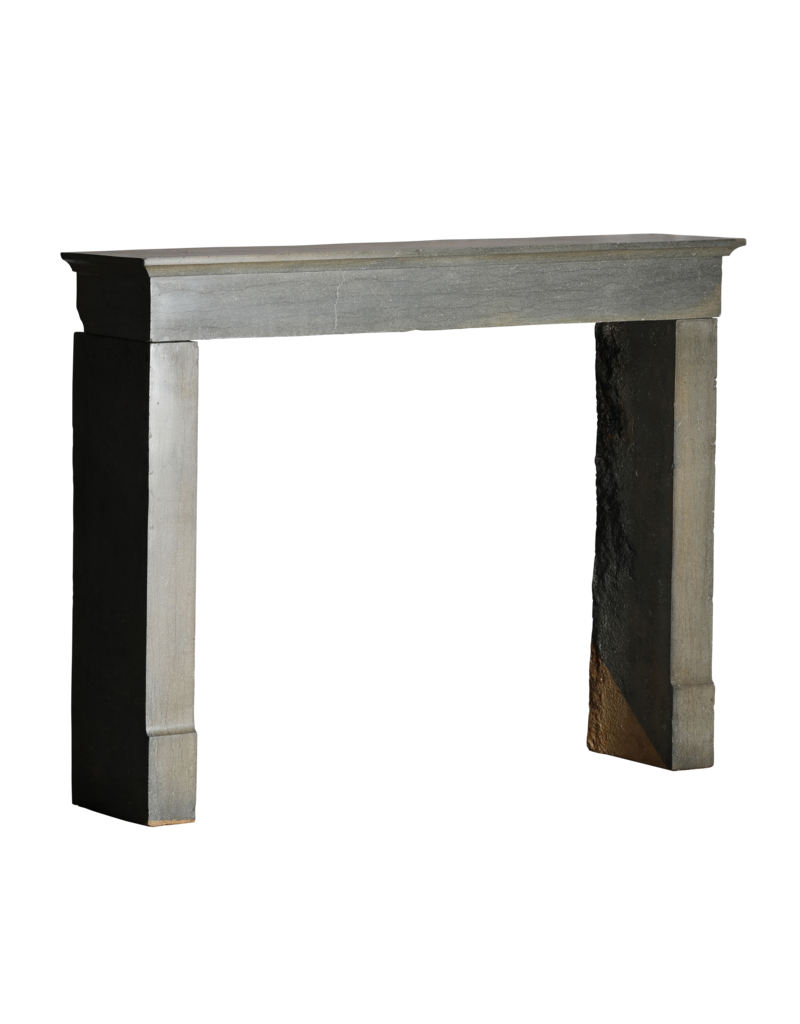 Maison Leon Van den Bogaert Eleganter Kamin aus poliertem burgundischem Kalkstein – minimalistisches Design für Interieurs im Inselstil mit Nantucket-Farben