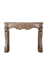 Maison Leon Van den Bogaert Außergewöhnlicher Italienischer Barock-Kaminkörper aus französischem Burgunderstein, 17. Jahrhundert, mit handgeschnitzten Details