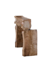 Maison Leon Van den Bogaert Außergewöhnlicher Italienischer Barock-Kaminkörper aus französischem Burgunderstein, 17. Jahrhundert, mit handgeschnitzten Details