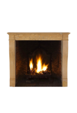 Maison Leon Van den Bogaert 19e Eeuwse Franse Schouw in Gepolijste Beige-Blonde Kalksteen – Perfect voor Vierkante Inzetten of Open Haarden