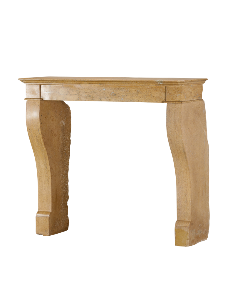 Maison Leon Van den Bogaert 19e Eeuwse Franse Schouw in Gepolijste Beige-Blonde Kalksteen – Perfect voor Vierkante Inzetten of Open Haarden
