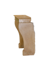 Maison Leon Van den Bogaert 19e Eeuwse Franse Schouw in Gepolijste Beige-Blonde Kalksteen – Perfect voor Vierkante Inzetten of Open Haarden