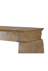 Maison Leon Van den Bogaert 19e Eeuwse Franse Schouw in Gepolijste Beige-Blonde Kalksteen – Perfect voor Vierkante Inzetten of Open Haarden