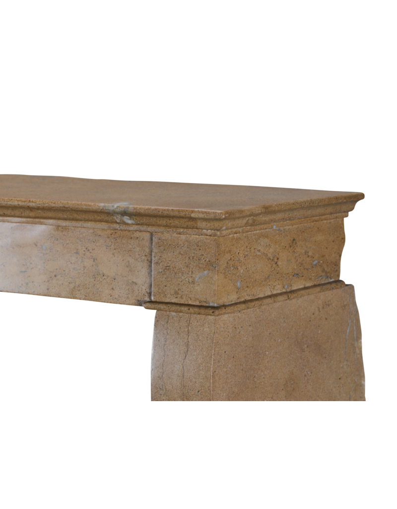 Maison Leon Van den Bogaert Chimenea En Piedra Caliza Beige-Rubia Pulida – Perfecta para Hogares Cuadrados o Abiertos