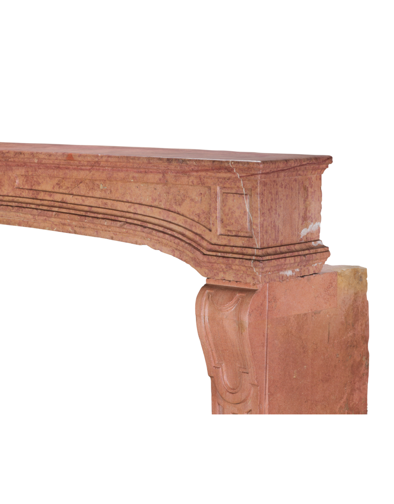Maison Leon Van den Bogaert Antike französische Kaminumrandung aus Rose-de-Bourgogne-Hartstein aus dem 18. Jahrhundert – glatte Oberfläche, schöne Altersspuren, seltene Maße