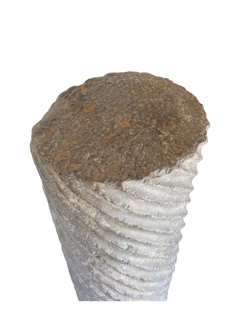 Maison Leon Van den Bogaert Columna Romana - Mármol Gris Veteado - Siglos I-II d. C. - Pieza Arquitectónica Antigua Con Estrías En Espiral - Acabado Brutalista