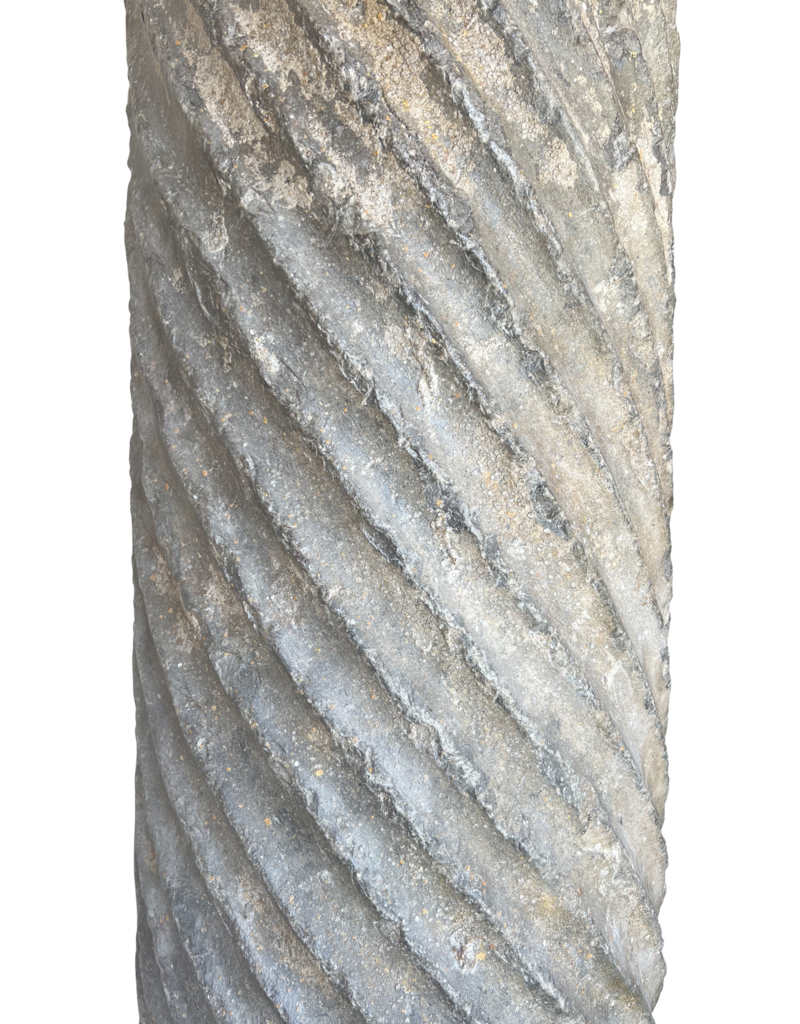 Antike Römische Säule - Grau Geädertem Marmor - 1.–2. Jahrhundert – Spiralförmig Geriffelte Architektonische Antiquität - Brutalistischem Finish