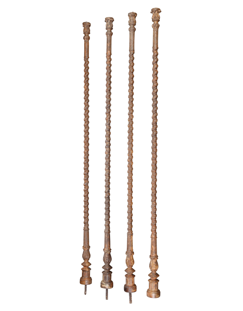 Maison Leon Van den Bogaert Ensemble de Quatre Colonnes Antiques en Fonte Torsadée – Lit à Baldaquin & Éléments Décoratifs