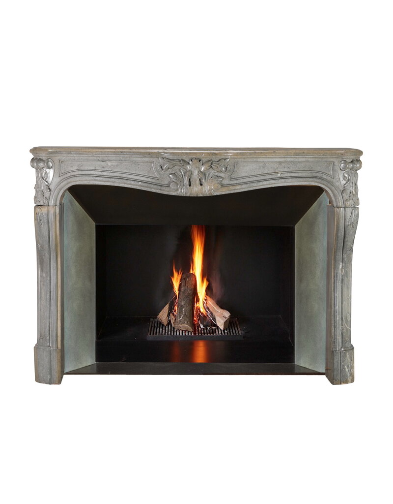 Authentieke 18e-Eeuwse Franse Régence Schouw In Bicolor Grijs-Blauw Hardsteen Met Verfijnde Sculpture – Antieke Mantel Voor Tijdloze Eclectische Interieurs