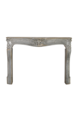 Authentieke 18e-Eeuwse Franse Régence Schouw In Bicolor Grijs-Blauw Hardsteen Met Verfijnde Sculpture – Antieke Mantel Voor Tijdloze Eclectische Interieurs