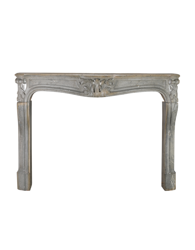 Authentieke 18e-Eeuwse Franse Régence Schouw In Bicolor Grijs-Blauw Hardsteen Met Verfijnde Sculpture – Antieke Mantel Voor Tijdloze Eclectische Interieurs