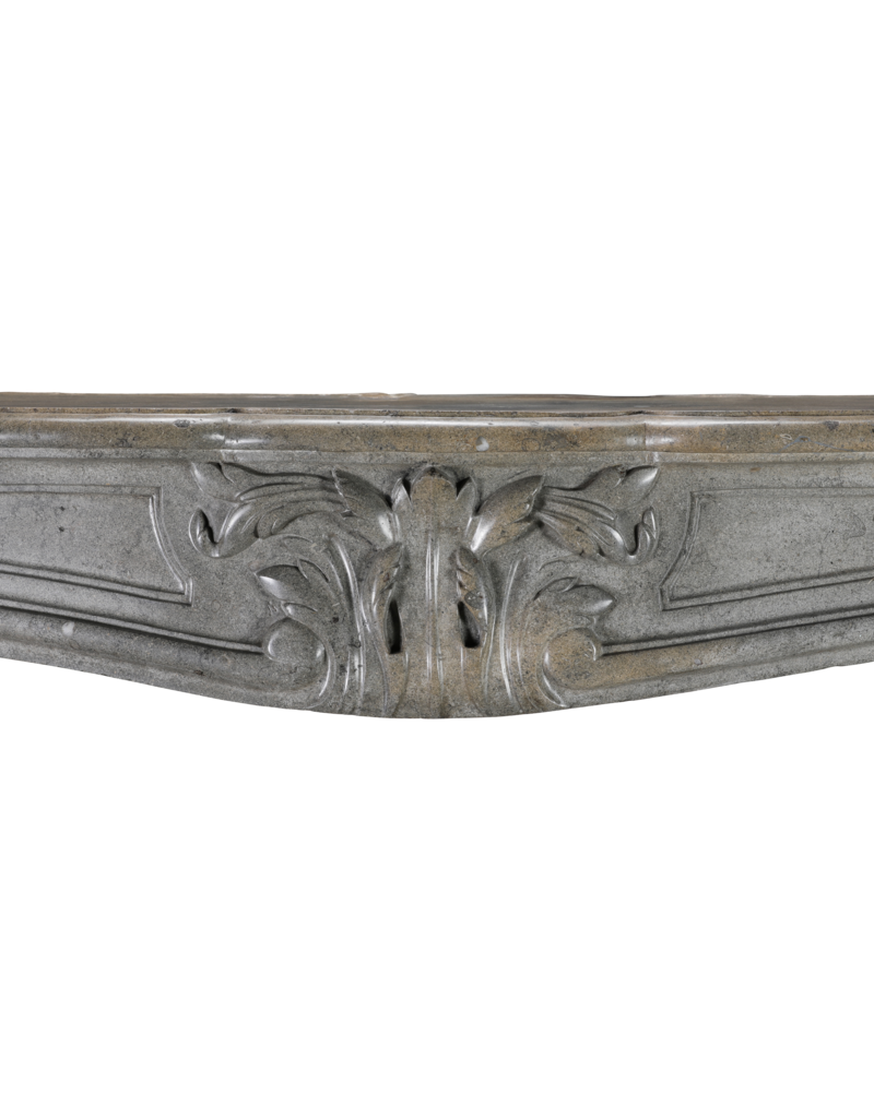 Authentieke 18e-Eeuwse Franse Régence Schouw In Bicolor Grijs-Blauw Hardsteen Met Verfijnde Sculpture – Antieke Mantel Voor Tijdloze Eclectische Interieurs