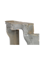 Authentieke 18e-Eeuwse Franse Régence Schouw In Bicolor Grijs-Blauw Hardsteen Met Verfijnde Sculpture – Antieke Mantel Voor Tijdloze Eclectische Interieurs