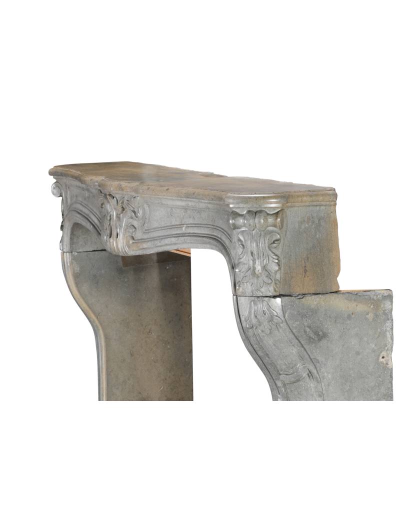 Authentieke 18e-Eeuwse Franse Régence Schouw In Bicolor Grijs-Blauw Hardsteen Met Verfijnde Sculpture – Antieke Mantel Voor Tijdloze Eclectische Interieurs