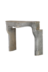 Authentieke 18e-Eeuwse Franse Régence Schouw In Bicolor Grijs-Blauw Hardsteen Met Verfijnde Sculpture – Antieke Mantel Voor Tijdloze Eclectische Interieurs