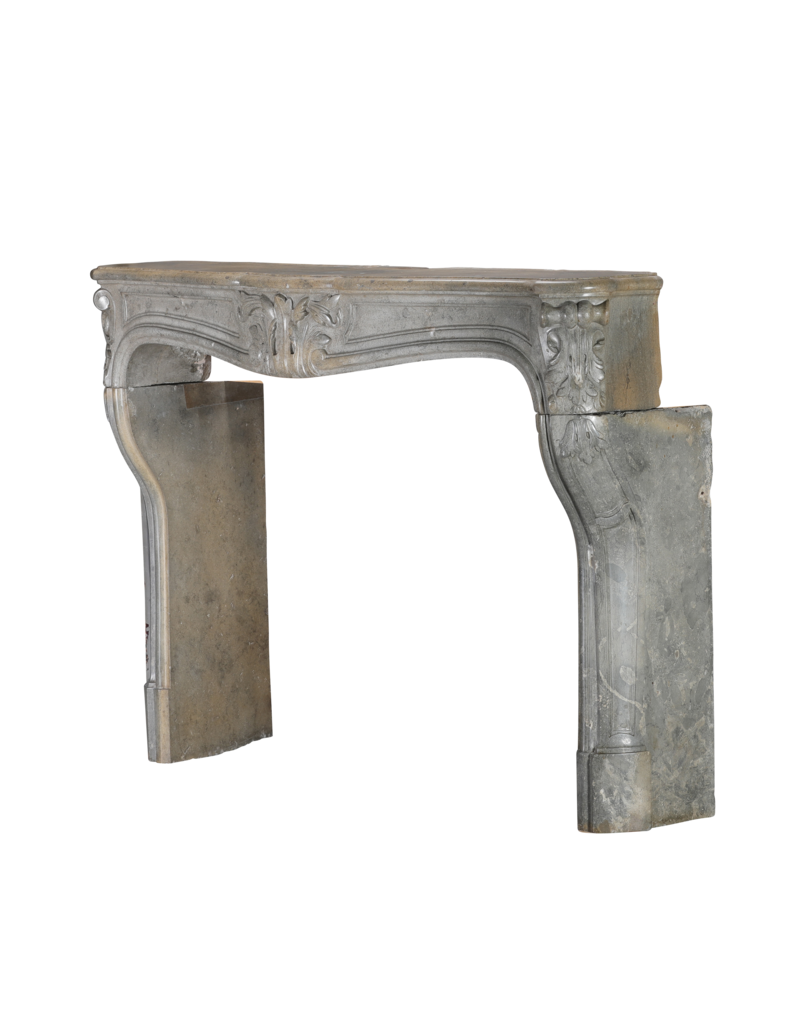 Authentieke 18e-Eeuwse Franse Régence Schouw In Bicolor Grijs-Blauw Hardsteen Met Verfijnde Sculpture – Antieke Mantel Voor Tijdloze Eclectische Interieurs