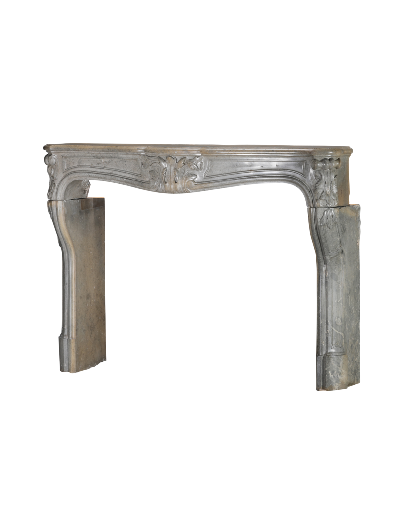 Authentieke 18e-Eeuwse Franse Régence Schouw In Bicolor Grijs-Blauw Hardsteen Met Verfijnde Sculpture – Antieke Mantel Voor Tijdloze Eclectische Interieurs
