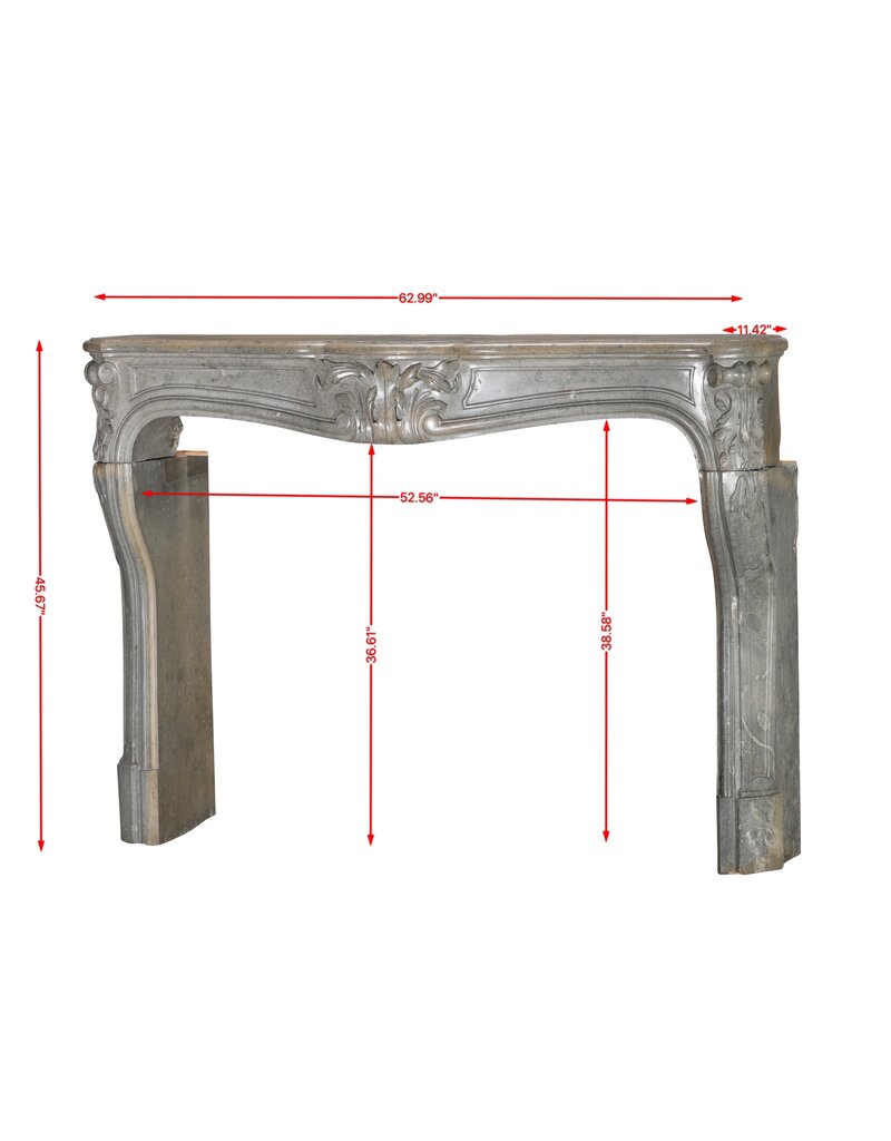 Authentieke 18e-Eeuwse Franse Régence Schouw In Bicolor Grijs-Blauw Hardsteen Met Verfijnde Sculpture – Antieke Mantel Voor Tijdloze Eclectische Interieurs