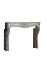 Authentieke 18e-Eeuwse Franse Régence Schouw In Bicolor Grijs-Blauw Hardsteen Met Verfijnde Sculpture – Antieke Mantel Voor Tijdloze Eclectische Interieurs