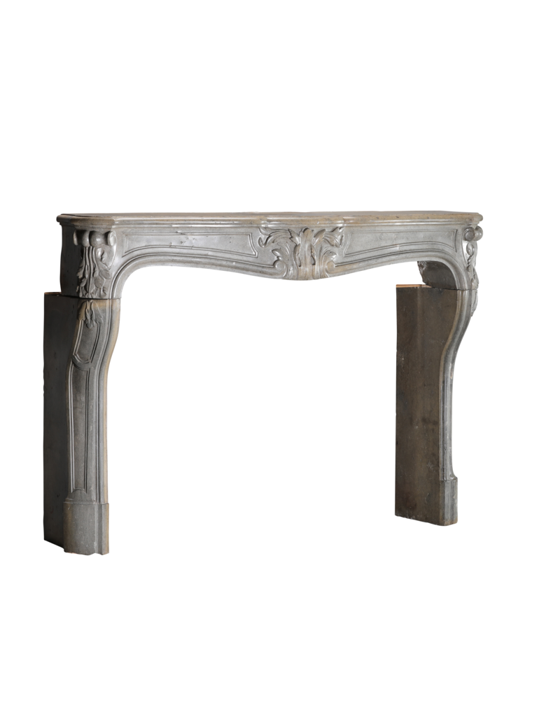 Authentieke 18e-Eeuwse Franse Régence Schouw In Bicolor Grijs-Blauw Hardsteen Met Verfijnde Sculpture – Antieke Mantel Voor Tijdloze Eclectische Interieurs