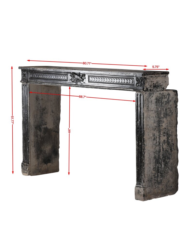 Maison Leon Van den Bogaert Außergewöhnlicher französischer Directoire-Kamin - 18. Jahrhundert in originalem Kalkstein mit feinen Schnitzereien und brauner Patina