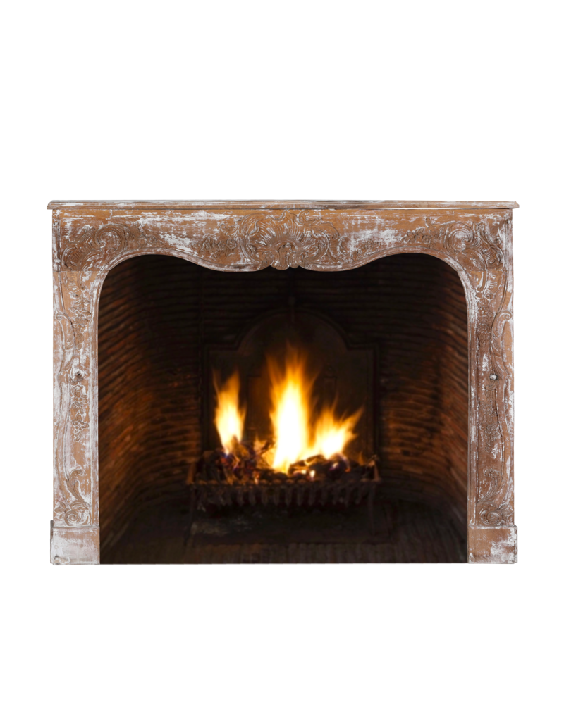 Maison Leon Van den Bogaert Auténtica chimenea francesa del siglo XIX estilo Rococó en madera patinada con tallas a mano de flores y conchas