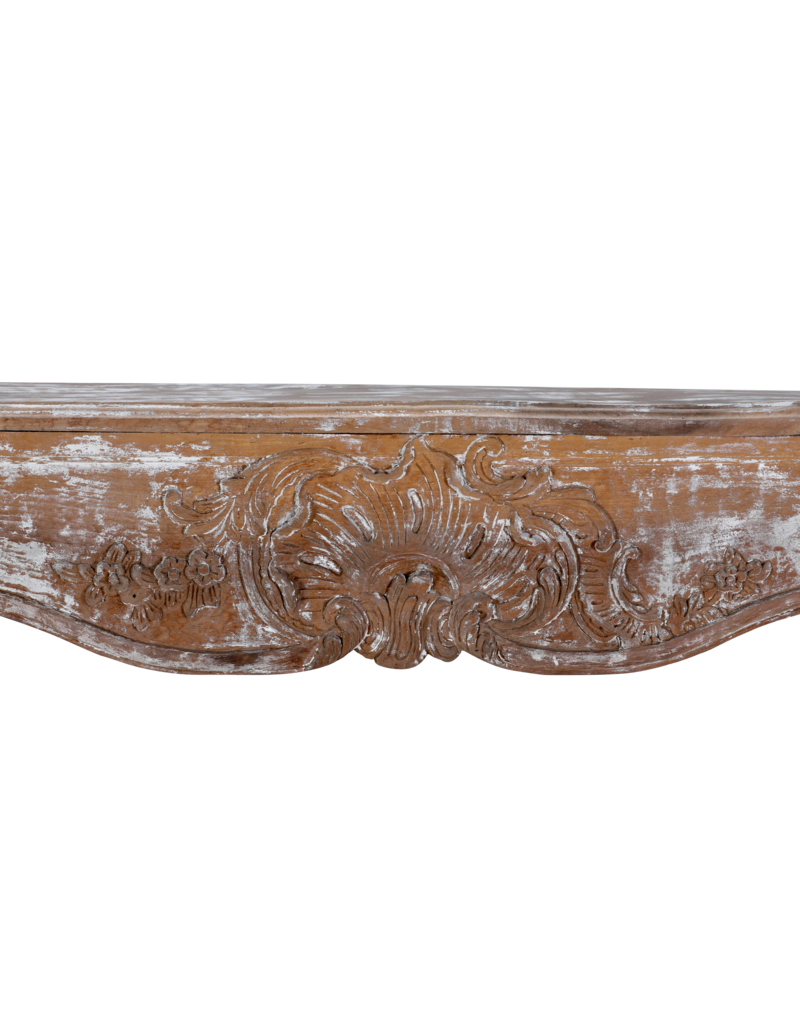 Authentieke 19e-eeuwse Franse Rococo schouw in gepatineerd hout met handgesneden bloemen- en schelpmotieven