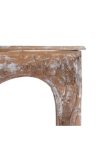 Authentieke 19e-eeuwse Franse Rococo schouw in gepatineerd hout met handgesneden bloemen- en schelpmotieven