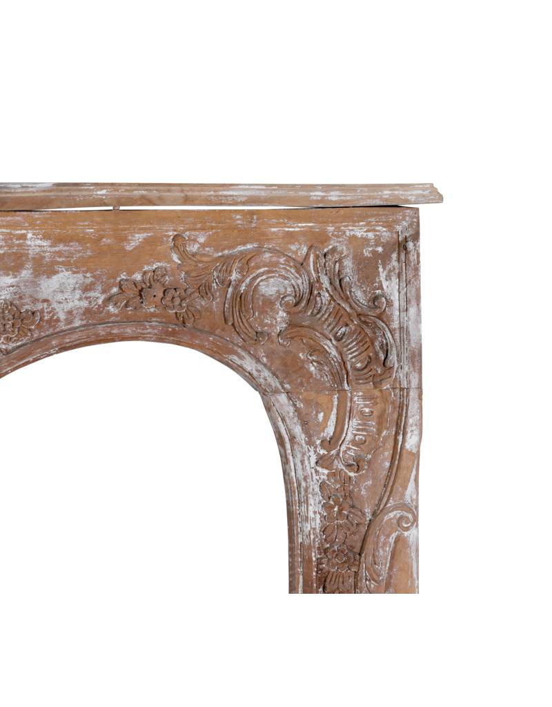 Authentieke 19e-eeuwse Franse Rococo schouw in gepatineerd hout met handgesneden bloemen- en schelpmotieven