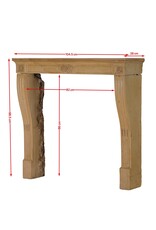 Maison Leon Van den Bogaert Authentischer französischer Kamin aus der Romantik des 19. Jahrhunderts in hartem Burgunder Kalkstein – Handgeschnitzte florale Verzierungen und elegante Proportionen