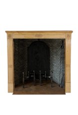 Maison Leon Van den Bogaert Authentieke 19e-eeuwse Franse schouw uit de Romantische periode in harde Bourgondische kalksteen – Handgesneden bloemendecor en elegante proporties
