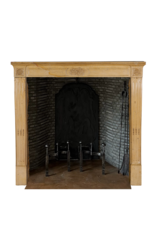 Maison Leon Van den Bogaert Authentischer französischer Kamin aus der Romantik des 19. Jahrhunderts in hartem Burgunder Kalkstein – Handgeschnitzte florale Verzierungen und elegante Proportionen