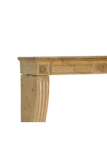 Maison Leon Van den Bogaert Authentieke 19e-eeuwse Franse schouw uit de Romantische periode in harde Bourgondische kalksteen – Handgesneden bloemendecor en elegante proporties