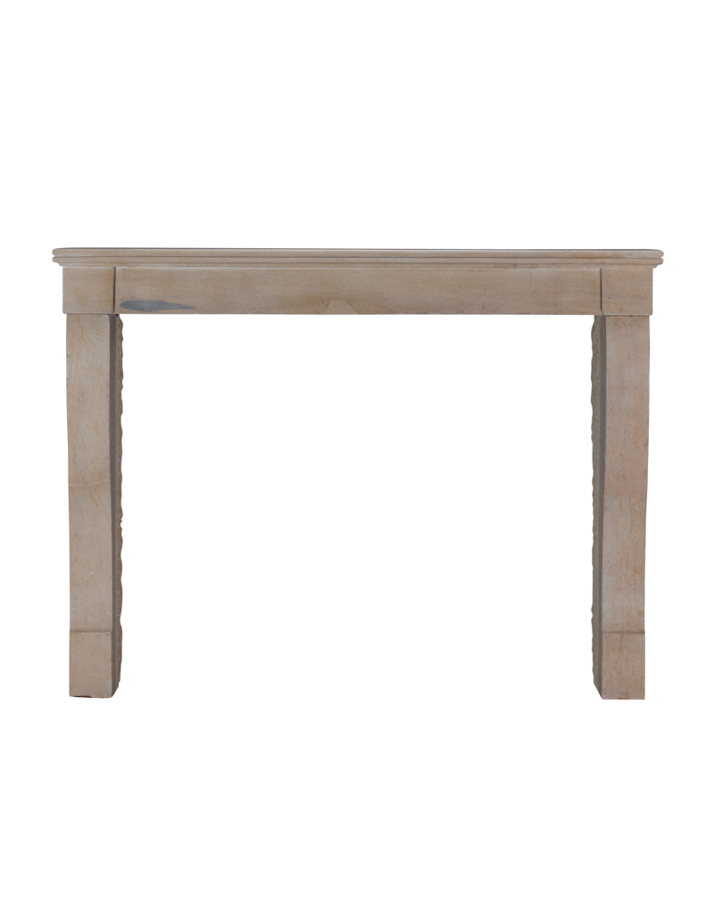 Maison Leon Van den Bogaert Chimenea francesa en piedra caliza natural – Elegancia serena perfecta para suelos de hormigón claro y paredes encaladas
