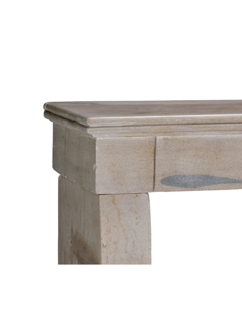 Maison Leon Van den Bogaert Cheminée française en pierre calcaire – Élégance naturelle et lignes épurées, parfaite avec sols en béton clair et murs à la chaux
