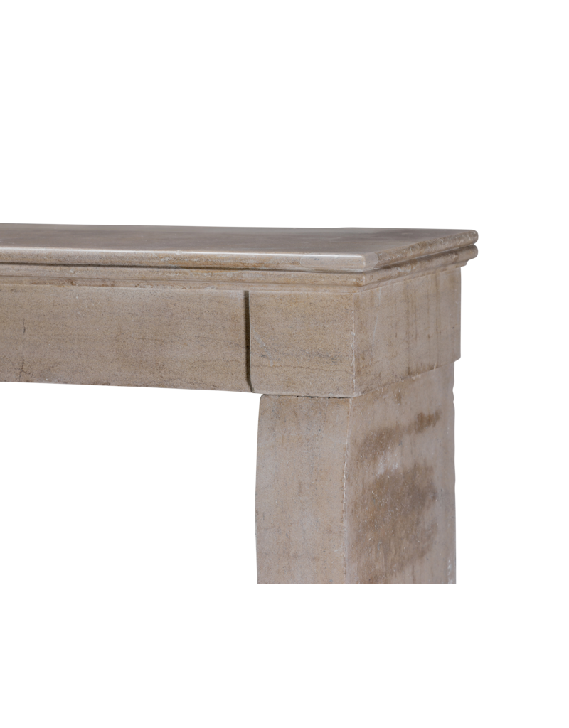 Maison Leon Van den Bogaert Cheminée française en pierre calcaire – Élégance naturelle et lignes épurées, parfaite avec sols en béton clair et murs à la chaux
