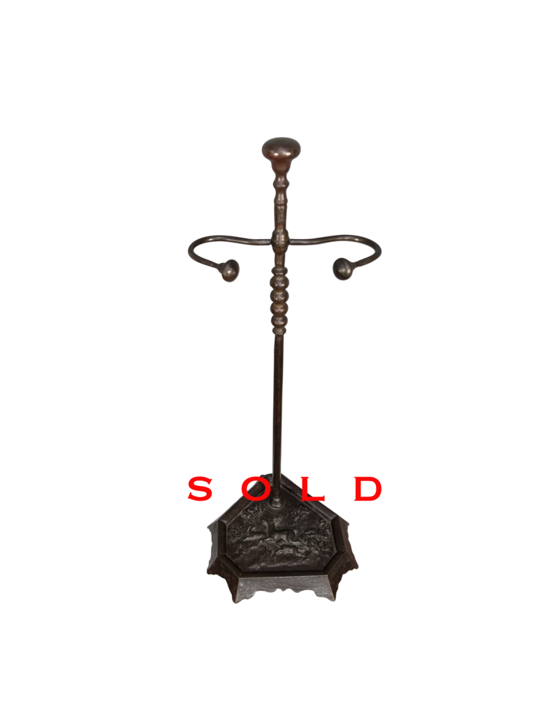 Kamingeräteständer für einen Jäger.