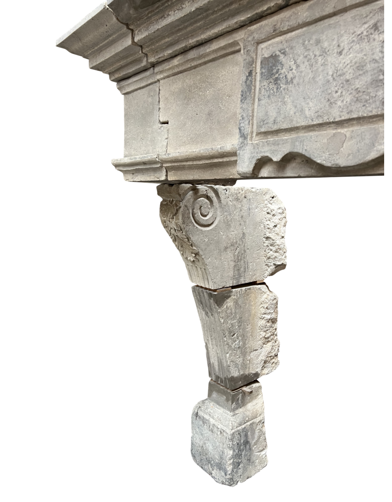 Maison Leon Van den Bogaert Monumentaler Kamin aus französischem Kalkstein aus der Renaissance — Zeitloses Schloss-Kaminumrahmung für moderne oder klassische Innenräume
