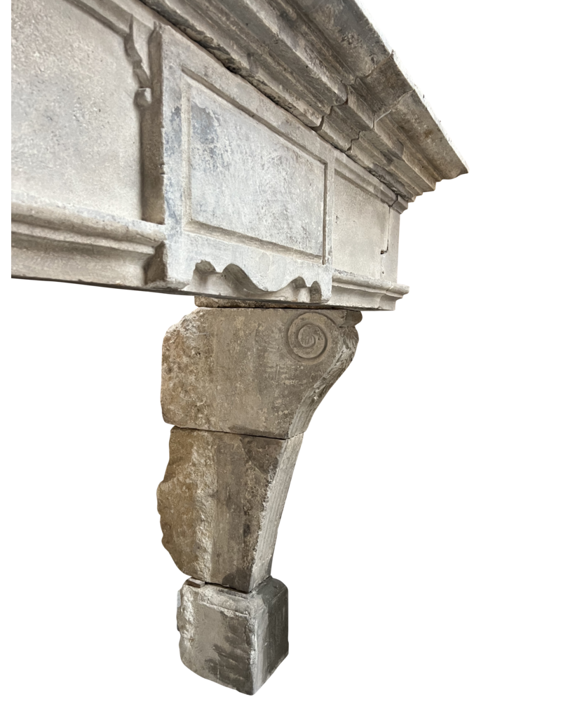 Maison Leon Van den Bogaert Monumentaler Kamin aus französischem Kalkstein aus der Renaissance — Zeitloses Schloss-Kaminumrahmung für moderne oder klassische Innenräume