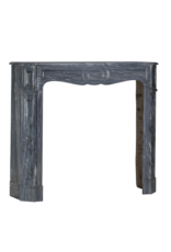 Maison Leon Van den Bogaert Authentischer Pompadour Kamin in seltenem Bleu Fleuri (Bardiglio Forito) Marmor – Original antiker Kaminsims