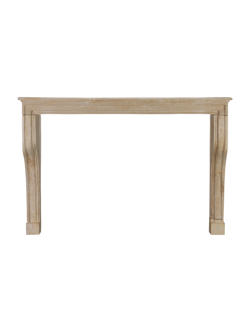 Maison Leon Van den Bogaert Auténtica chimenea francesa del siglo XVII en piedra caliza beige – Elegancia rústica como en Les Fermes de Marie en Megève