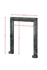 Authentische Kaminumrandung aus bolection-Stil aus grünem antiker Marmor des 19. Jahrhunderts – zeitloses architektonisches Element