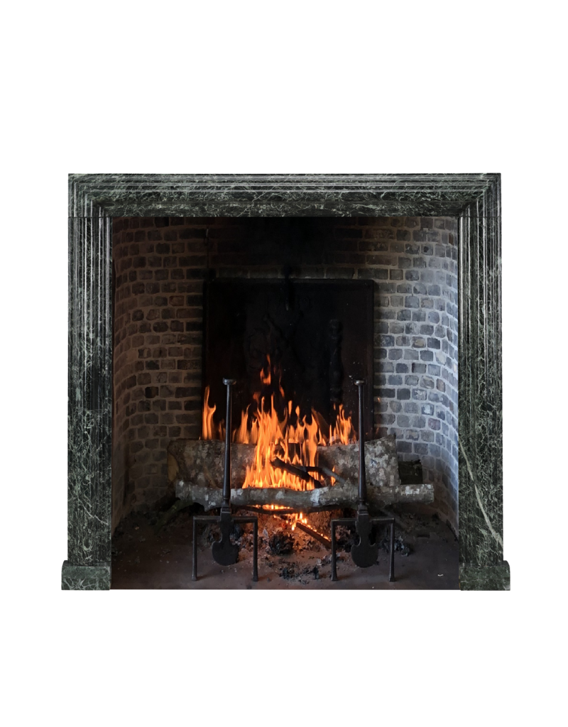 Authentische Kaminumrandung aus bolection-Stil aus grünem antiker Marmor des 19. Jahrhunderts – zeitloses architektonisches Element