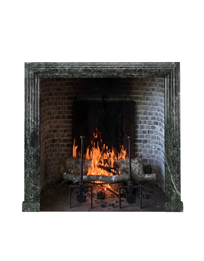 Maison Leon Van den Bogaert Auténtica Chimenea de Estilo Bolection del Siglo XIX en Mármol Verde Antiguo – Elemento Arquitectónico Atemporal
