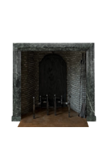 Maison Leon Van den Bogaert Auténtica Chimenea de Estilo Bolection del Siglo XIX en Mármol Verde Antiguo – Elemento Arquitectónico Atemporal